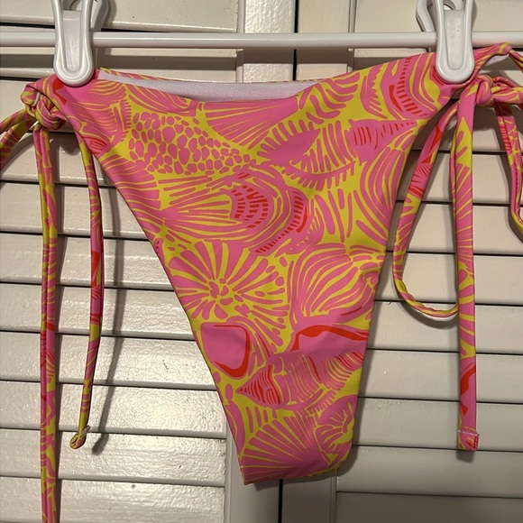 A Cute Bikini Bottom Size Small for this upcoming summer a day at the beach - Picture 6 of 9